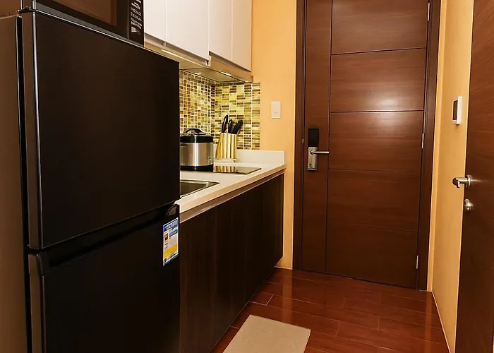 Sunlit Makati Haven Cozy 1br Gym Pool 1703 *